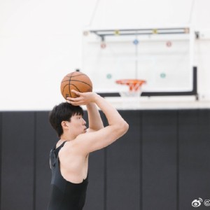 杨瀚森社媒更新休赛期训练动态：健身房苦练进行中🏋🏻
